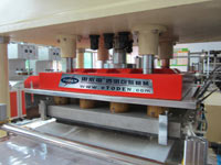 全自動(dòng)柔軟線(xiàn)卷料壓痕模切機(jī)(AT-17) 全自動(dòng)柔軟線(xiàn)卷料壓痕模切機(jī)(AT-17)